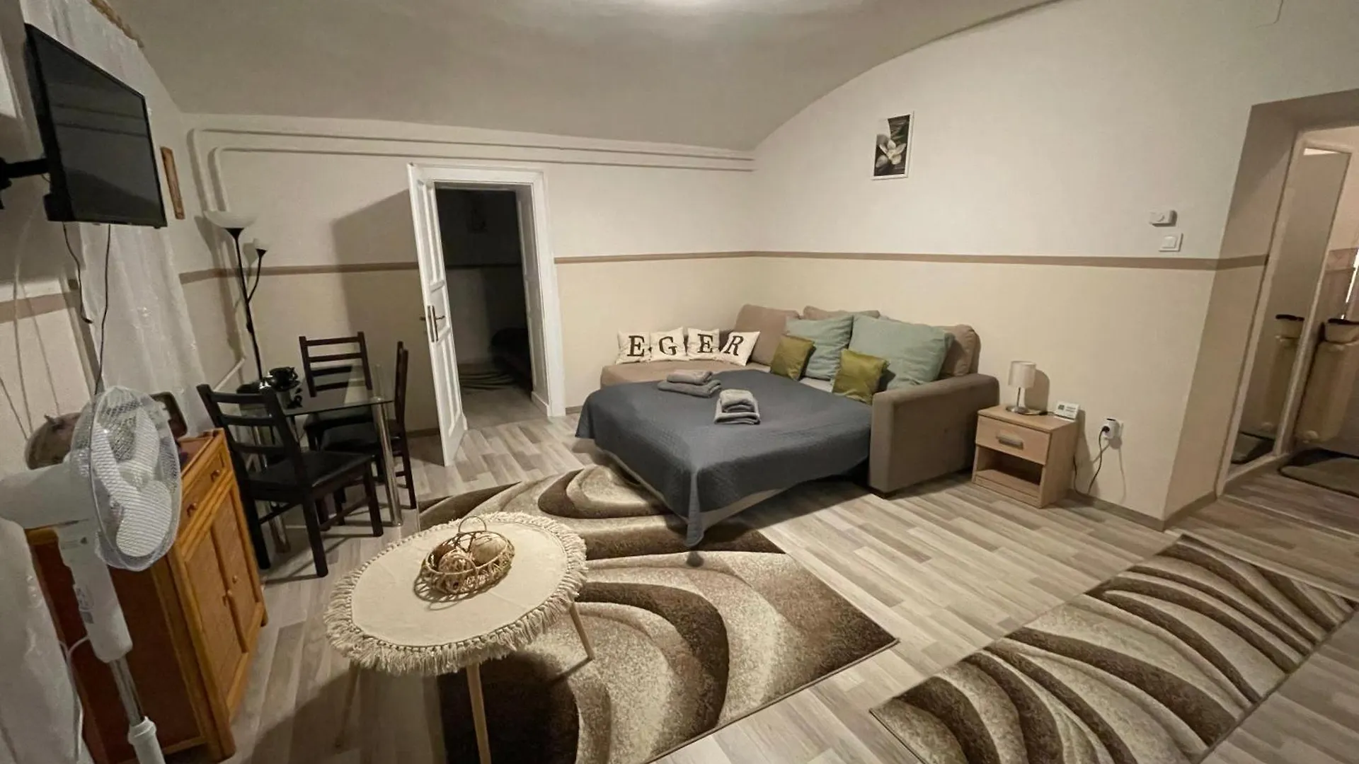 Moonlight Apartman Eger Lägenhet